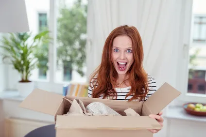 Frau freut sich über Paket